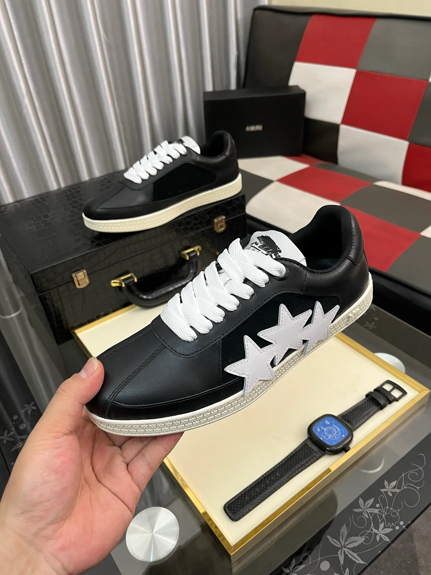 Men's shoes 💰420⌚️⌚️《AMIR*》New men's low-top casual sports sneakers bone shoes, another pair of irresistible bone shoes. Bone shoes are one of AMIRI's most popular items. They use first-layer cowhide uppers. The side bones are made of two cowhide laminations. They have a three-dimensional feel. The leather incisions are all oil-edged. Contrasting color design. Simple style. Fashionable sports. Customized metal LOGO nameplate to embellish shoelaces. Exclusive control of top version. Supports comparison. Breathable mesh lining Original rubber outsole A must-have item for daily leisure Suitable for various occasions Check it out if you pursue high quality Super cool uppers Size: 38-446️⃣ Colors available